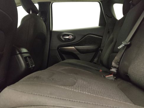 Used 2020 Jeep Cherokee Latitude FWD image 18