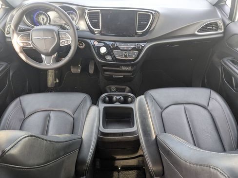Used 2025 Chrysler Pacifica Select image 16