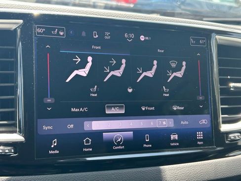 Used 2023 Chrysler Pacifica Touring-L FWD image 16