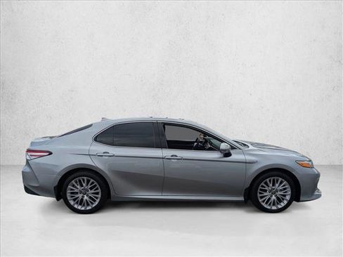 Used 2020 Toyota Camry XLE image 4