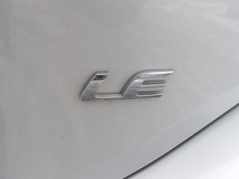 Used 2018 Toyota Corolla LE image 32