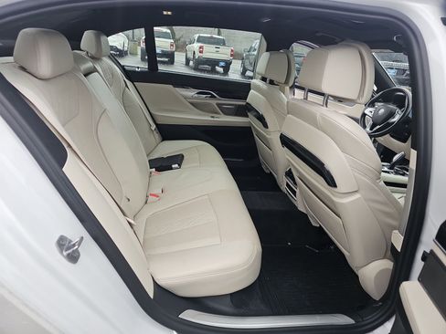 Used 2017 BMW 750i image 14