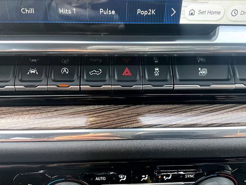 Used 2025 Chevrolet Silverado 1500 LT w/ Leather Package image 28