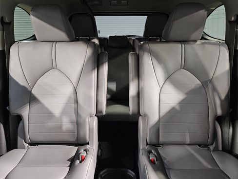 Used 2021 Toyota Highlander XLE image 13