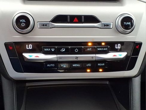 Used 2021 Ford Explorer XLT AWD/4WD image 17