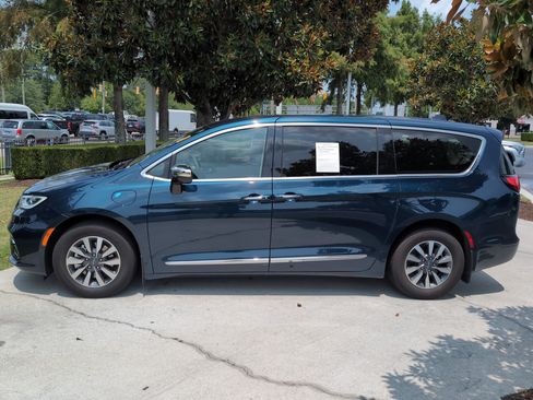 Used 2023 Chrysler Pacifica Limited FWD image 7