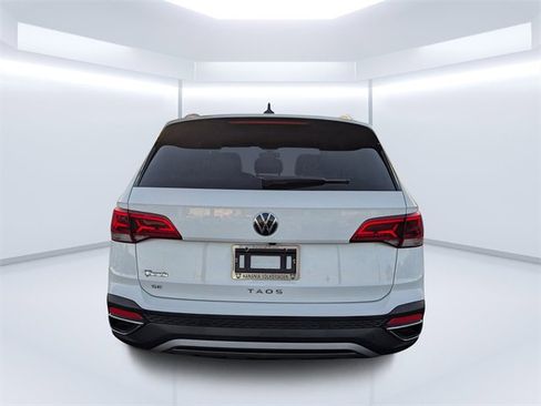 Certified 2024 Volkswagen Taos SE image 4