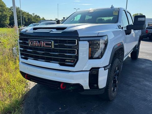 Used 2025 GMC Sierra 2500 AT4 AWD/4WD image 2