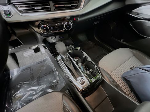 Used 2025 Chevrolet Trax LT w/ LT Convenience Package image 25