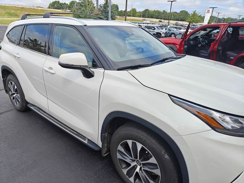 Used 2020 Toyota Highlander XLE FWD image 3