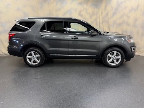 Used 2017 Ford Explorer XLT w/ Equipment Group 202A AWD/4WD image 9