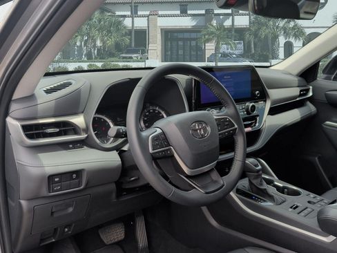 Used 2026 Toyota Highlander XLE AWD/4WD image 12