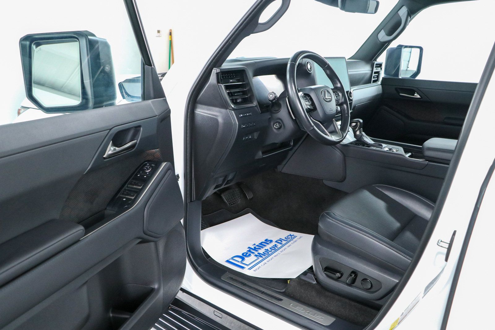 Used 2025 Lexus GX 550 w/ Accessory Package (2T) AWD/4WD image 3