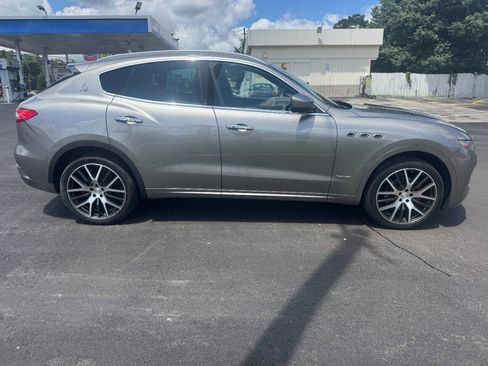 Used 2018 Maserati Levante GranLusso AWD/4WD image 6