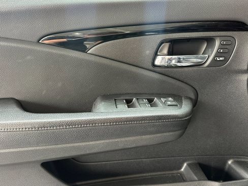 Used 2017 Honda Pilot Touring image 12