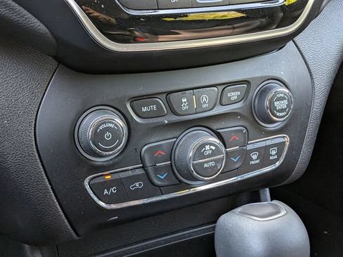 Used 2019 Jeep Cherokee Limited AWD/4WD image 21