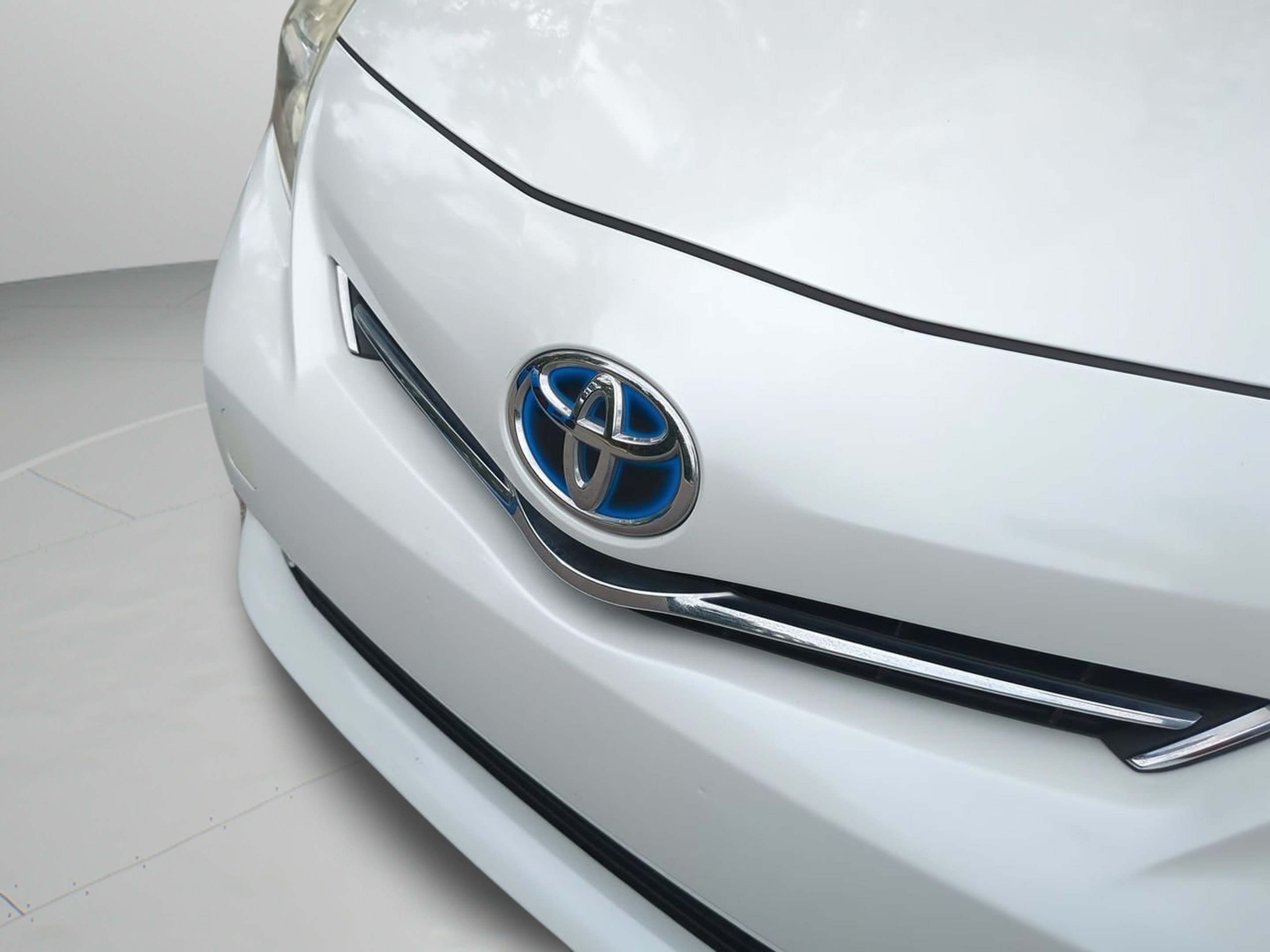 Used 2014 Toyota Prius V Five FWD image 31