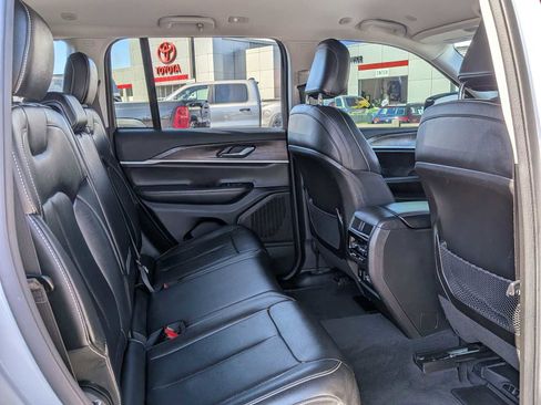 Certified 2023 Jeep Grand Cherokee Limited w/ Black Appearance Package AWD/4WD image 23