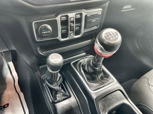 Used 2018 Jeep Wrangler Unlimited Sahara AWD/4WD image 15