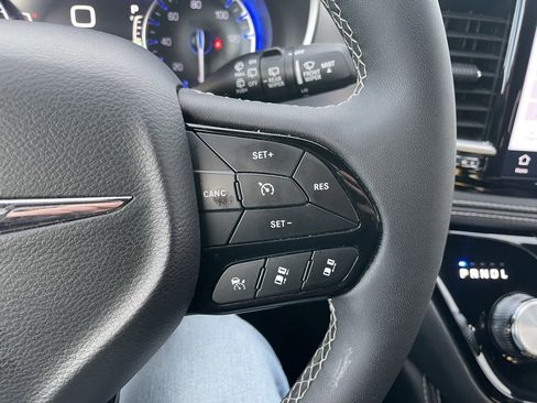 Used 2025 Chrysler Pacifica Limited image 25