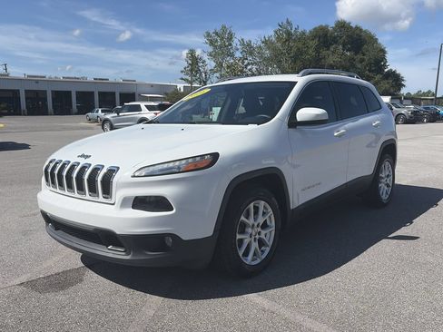 Used 2016 Jeep Cherokee Latitude FWD image 2