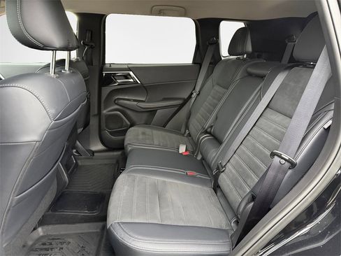 Used 2025 Mitsubishi Outlander SE image 24