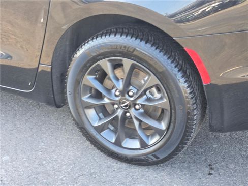 Certified 2021 Chrysler Pacifica Touring-L w/ Uconnect Theater Family Group image 19