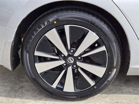 Used 2022 Nissan Altima 2.5 SV w/ SV Premium Package image 9