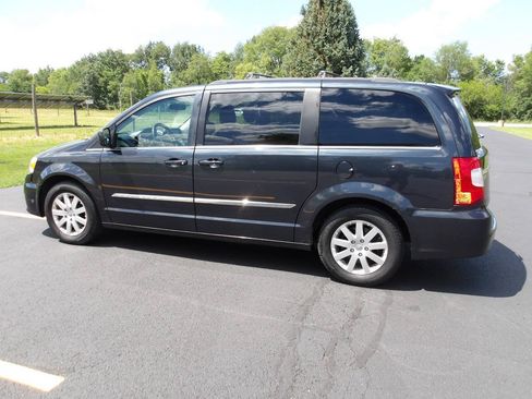 Used 2013 Chrysler Town & Country Touring FWD image 12