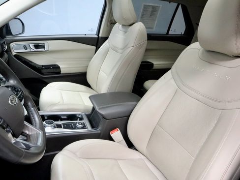 Certified 2023 Ford Explorer Platinum w/ Class IV Trailer Tow Package image 28