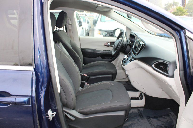 Used 2020 Chrysler Voyager LX FWD image 9