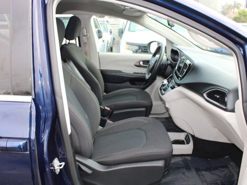 Used 2020 Chrysler Voyager LX FWD image 9