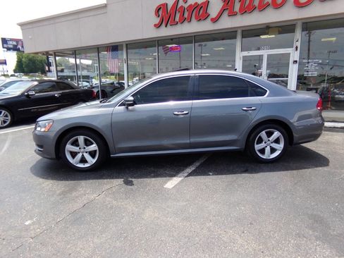 Used 2013 Volkswagen Passat TDI SE FWD image 2