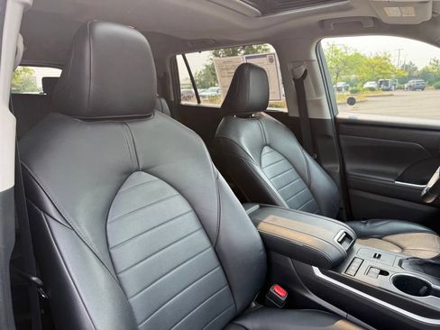 Used 2020 Toyota Highlander XLE AWD/4WD image 22
