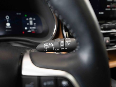 Used 2024 Toyota Highlander Platinum image 11