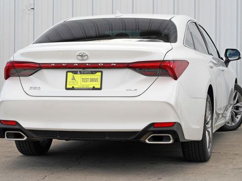 Used 2019 Toyota Avalon XLE w/ Moonroof Package image 4