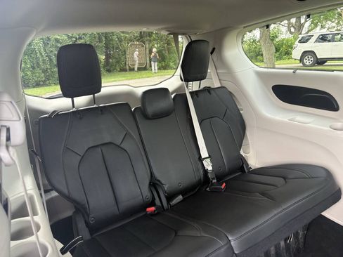Used 2018 Chrysler Pacifica Touring-L FWD image 36