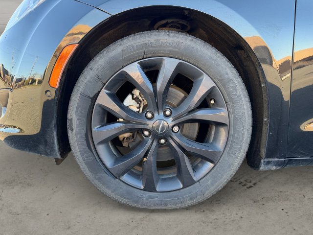 Used 2020 Chrysler Pacifica Touring-L Plus w/ Advanced Safetytec Group FWD image 9