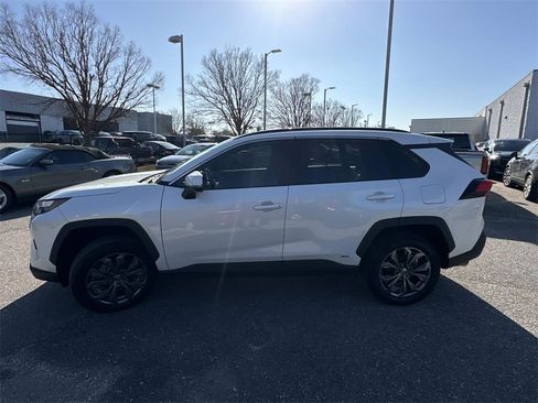 Used 2022 Toyota RAV4 XLE Premium image 9