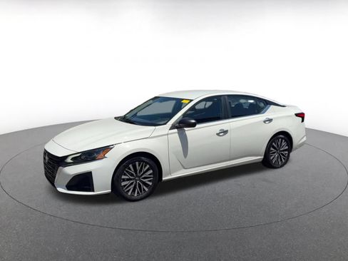 Used 2025 Nissan Altima 2.5 SV FWD image 7