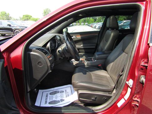 Used 2017 Chrysler 300 C Platinum image 18