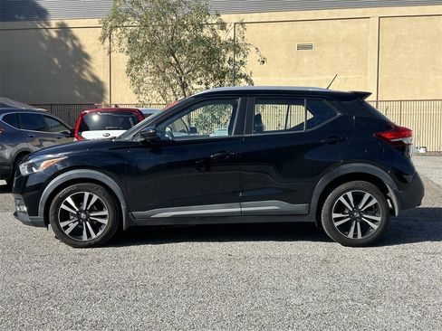 Certified 2018 Nissan Kicks SR image 3