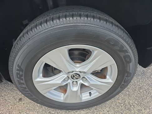Certified 2021 Toyota RAV4 XLE w/ Convenience Package FWD image 8