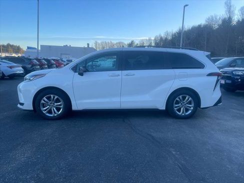 Certified 2023 Toyota Sienna XSE image 2