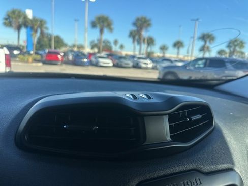 Used 2016 Jeep Renegade Latitude w/ Popular Equipment Group image 33