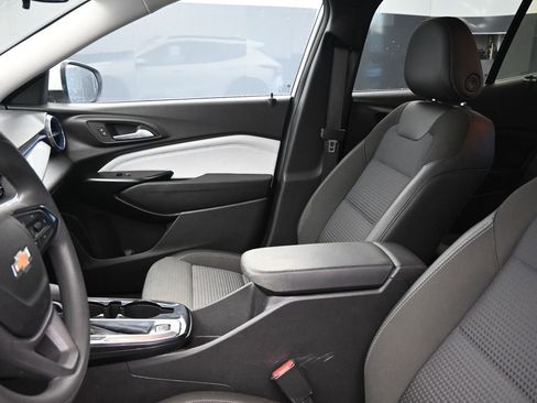 Used 2025 Chevrolet Trax LT image 21