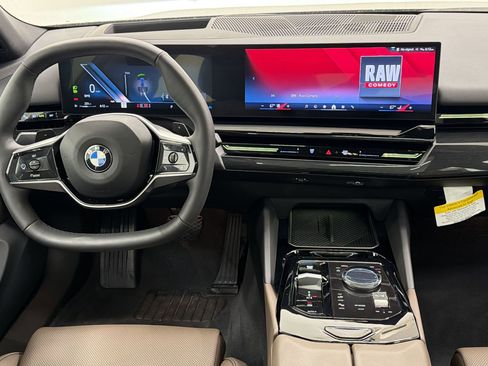 Used 2025 BMW 530i w/ Premium Package RWD image 24