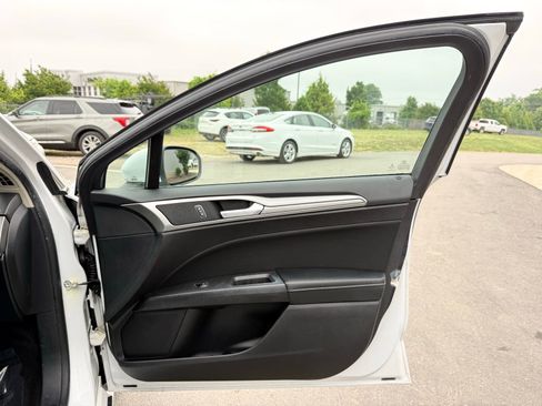 Used 2019 Ford Fusion SE FWD image 17