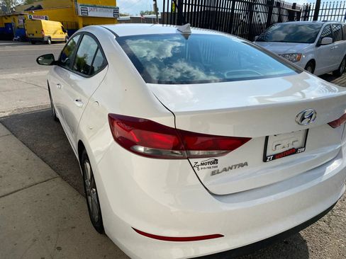 Used 2017 Hyundai Elantra SE FWD image 2