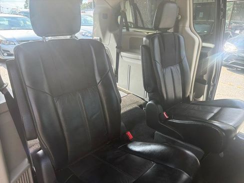 Used 2014 Chrysler Town & Country Limited w/ Luxury Group FWD image 17